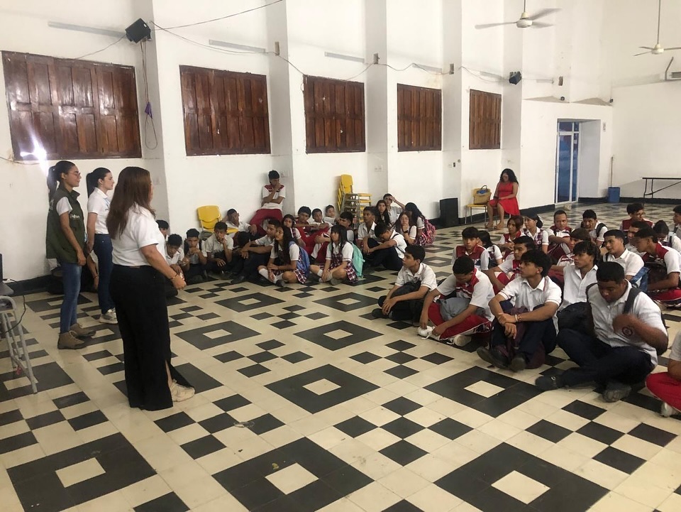 se llevo a cabo una clarla a los jovenes del colegio dirigido por el dadsa
