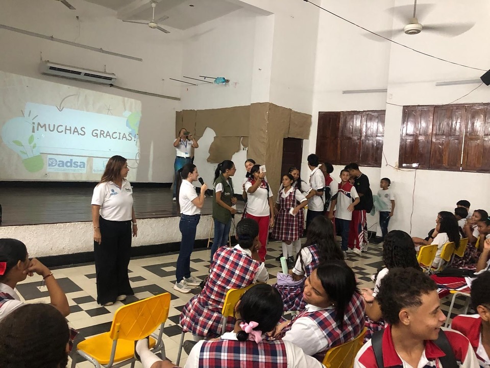Un grupo de trabajadores del dadsa acompañan al colegio a un charla sobre la sostenibilidad ambiental