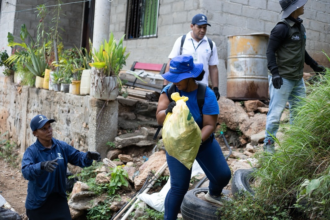 Vecinos junto a miembros de organizaciones locales coordinan actividades en un entorno urbano para fomentar la limpieza y la participación