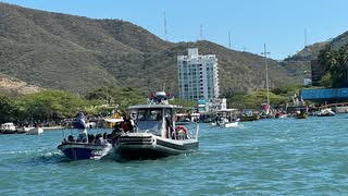 Embarcaciones de la Armada Nacional y el DADSA navegando por las aguas de Santa Marta, en el marco de un operativo de vigilancia marítima para garantizar la seguridad y el cumplimiento ambiental.
